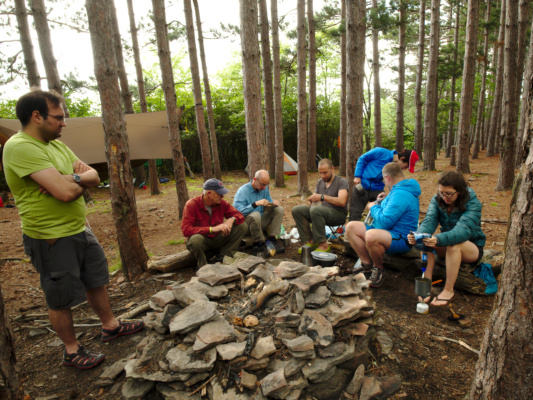 Karl, Peter, Ryan, Moss, Chris, George, and Jen in various stages of dinner preparation and consumption dolly sods wilderness backpacking cooking