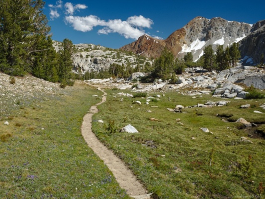 Blue skies, green grass, red and white mountains... what a beautiful afternoon! sierra high route john muir trail pinchot