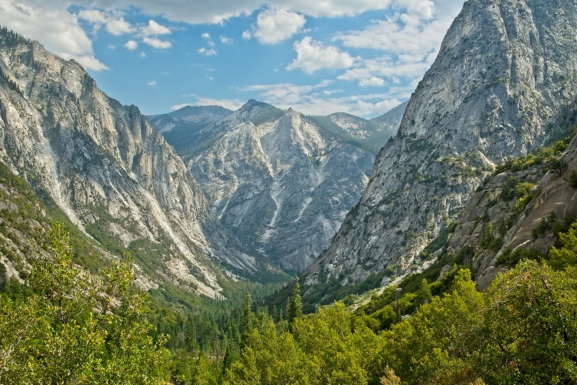 A massive U-shaped canyon in the Kings Canyon National Park kings canyon sierra nevada