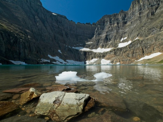 The only piece of ice remotely near the shore; it kind of looks like a swan glacier national park iceberg lake