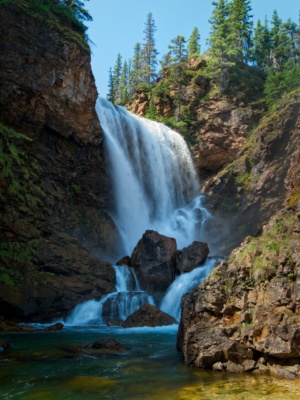 With plenty of time to spare, we take the short spur trail to the foot of the Dawn Mist Falls - it's well worth the short walk! glacier national park