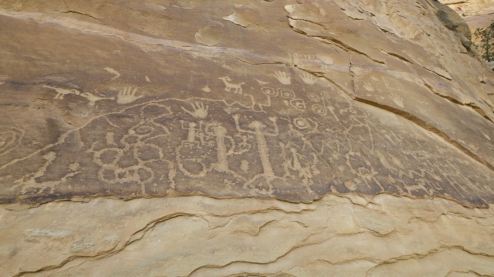 A large panel of petroglyphs!