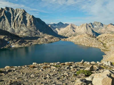 After scrambling up a few hundred feet of talus, I reach a sandy plateau with excellent views of the lake and the ever-present Mount Goddard mount goethe climb