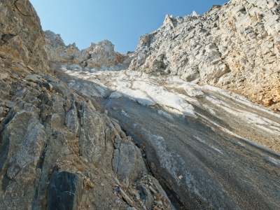 Looking up the chute, the most obvious path is to stay on the rocks to the left and avoid the ice icy chute