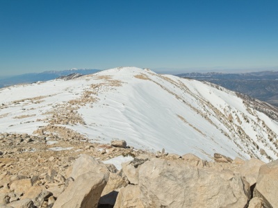 Looking back at the wind-swept ridge from the summit of San Gorgonio san gorgonio ridge