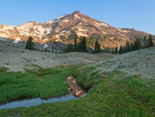 South Sister catches the morning light as we walk through the Green Lakes basin south sister