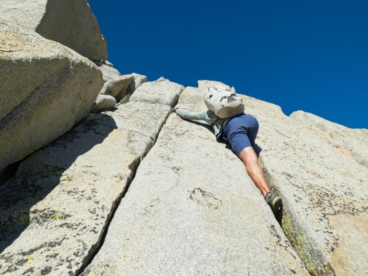 John climbs up an off-width crack mount humphreys climbing