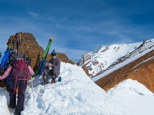 Josh munches on snacks at the top of the ridge mount shasta mountaineering
