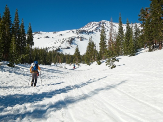 We follow a shallow gully from the trailhead toward Horse Camp mount shasta