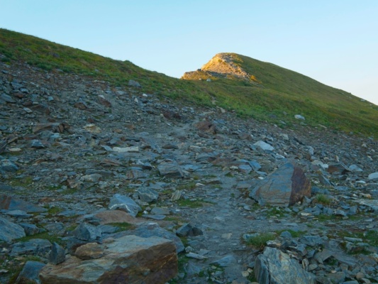 We enjoy clear skies again in the morning glacier peak trail