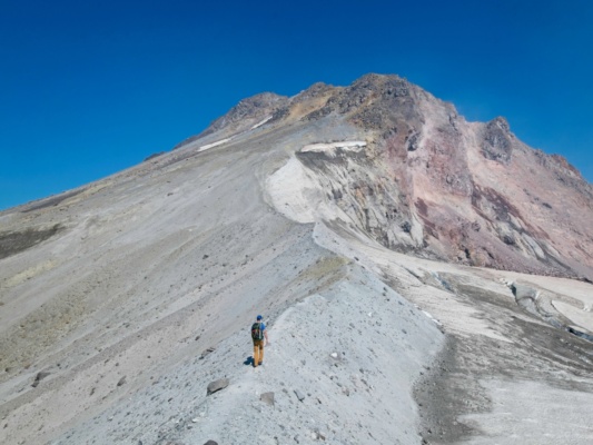 The final ascent to the summit follows a very sandy trail glacier peak