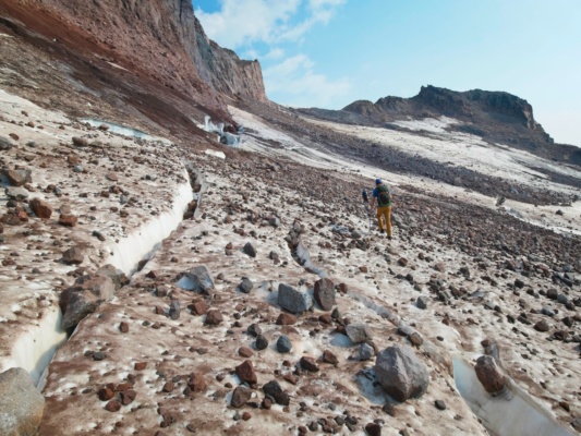There's an enormous amount of rockfall on the upper glacier but fewer and smaller crevasses suiattle glacier