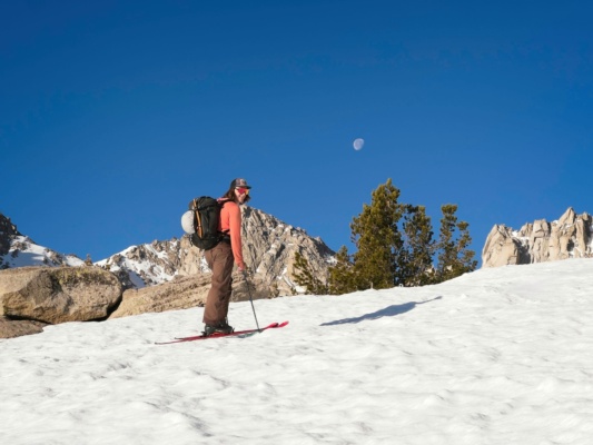 We get an excellent view of the Moon this morning ski tour
