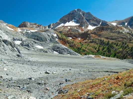 The stark color contrast between the Mount Baldwin marble and the red slate and the green foliage... *chef's kiss* red slate mountain