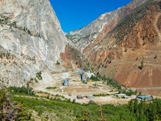 The tungsten mine at the foot of the mountain tungsten mine