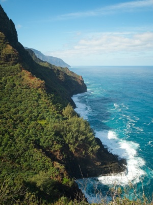 Impressive surf and some nice light at Pohakukumano kalalau trail