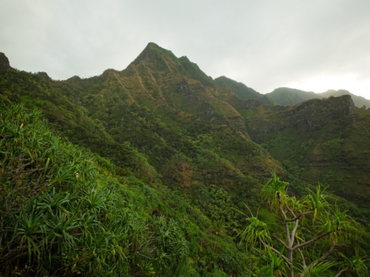 In the afternoon, the clouds descend and the light changes kalalau trail