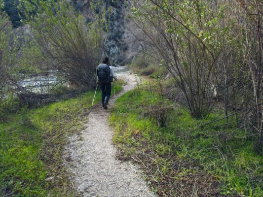 Shannon strolls through the sandy plateau above the Brown Mountain Dam gabrielino trail